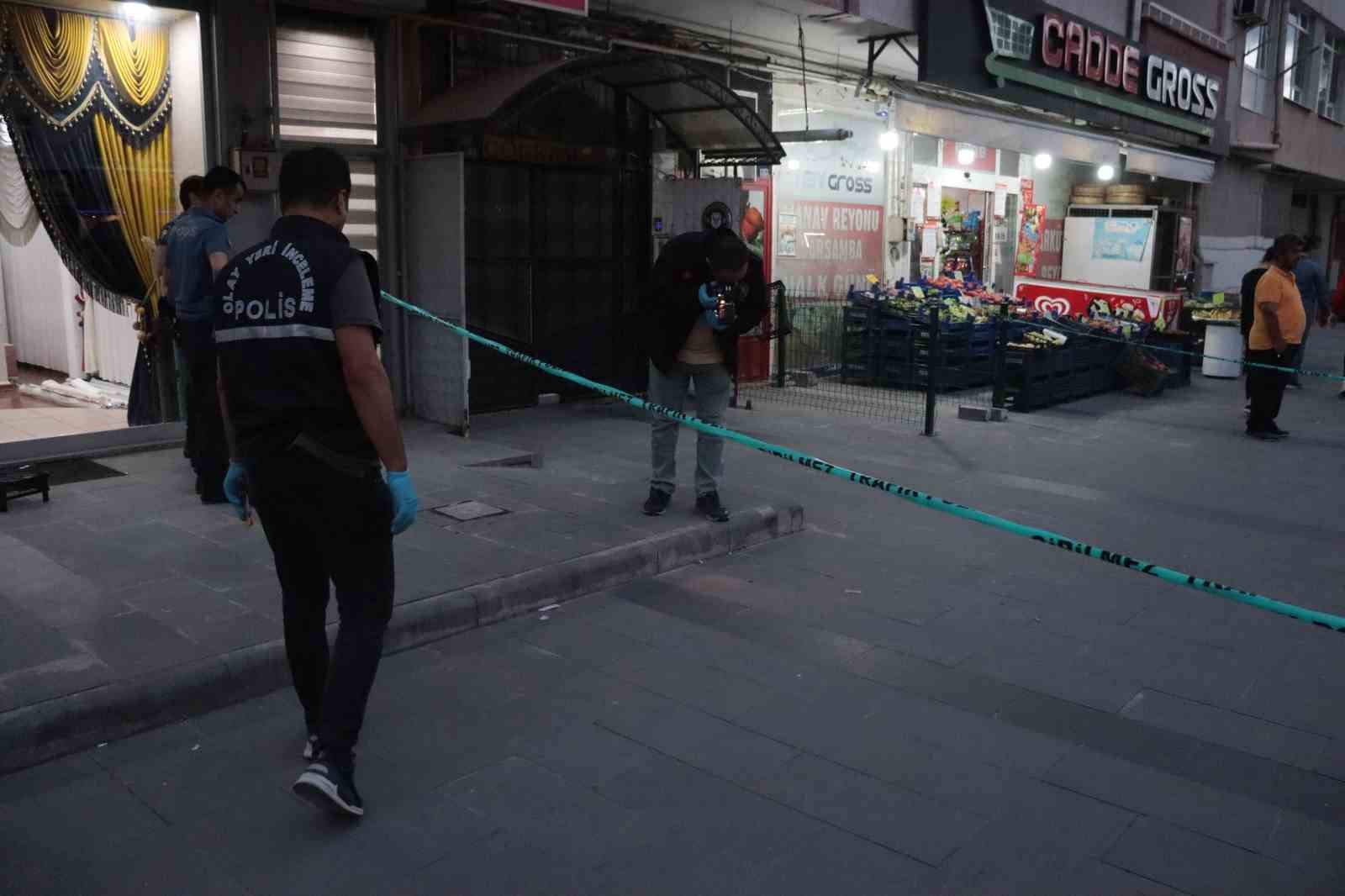 KAYSERİ'NİN KOCASİNAN İLÇESİNDE DÜKKANININ ÖNÜNDE ÇIKAN KAVGAYI AYIRMAK İSTERKEN SİLAHLA