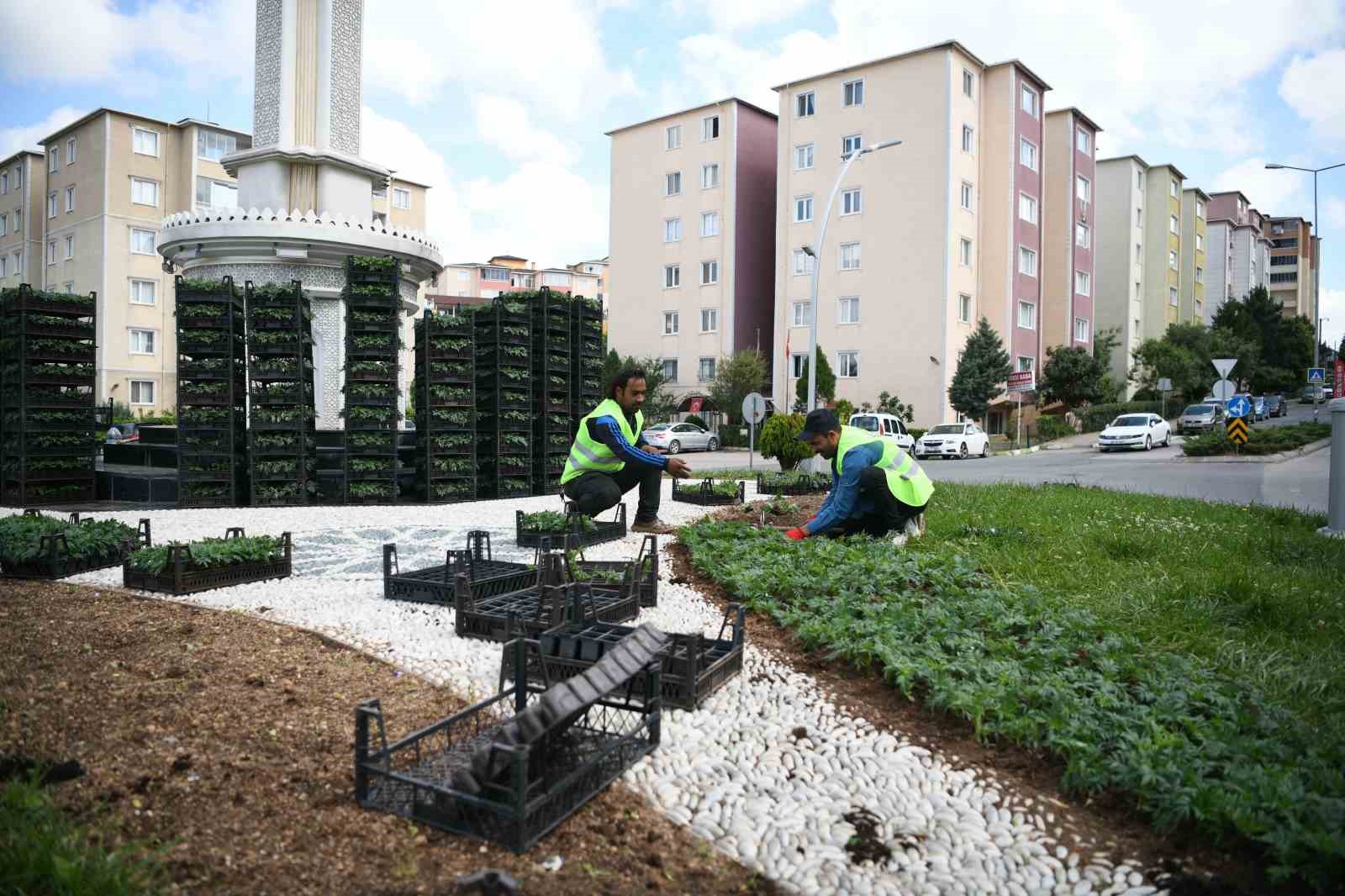 ÇAYIROVA BELEDİYESİ PARK VE BAHÇELER MÜDÜRLÜĞÜ’NE BAĞLI EKİPLER, YABANİ OTLARIN