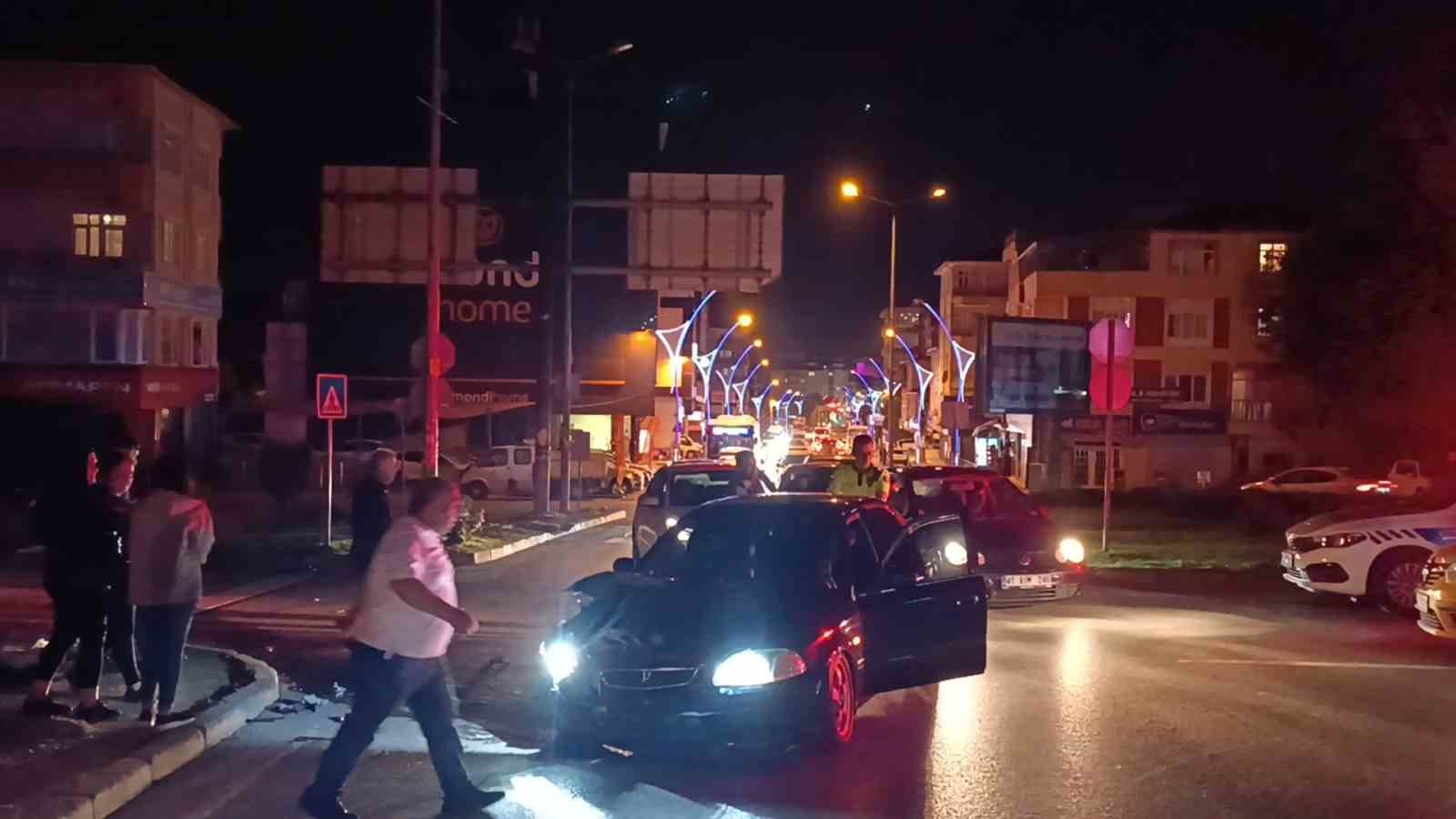 KOCAELİ’NİN GEBZE İLÇESİNDE İKİ ARACIN KAVŞAKTA ÇARPIŞMASI NETİCESİNDE CADDEDE UZUN