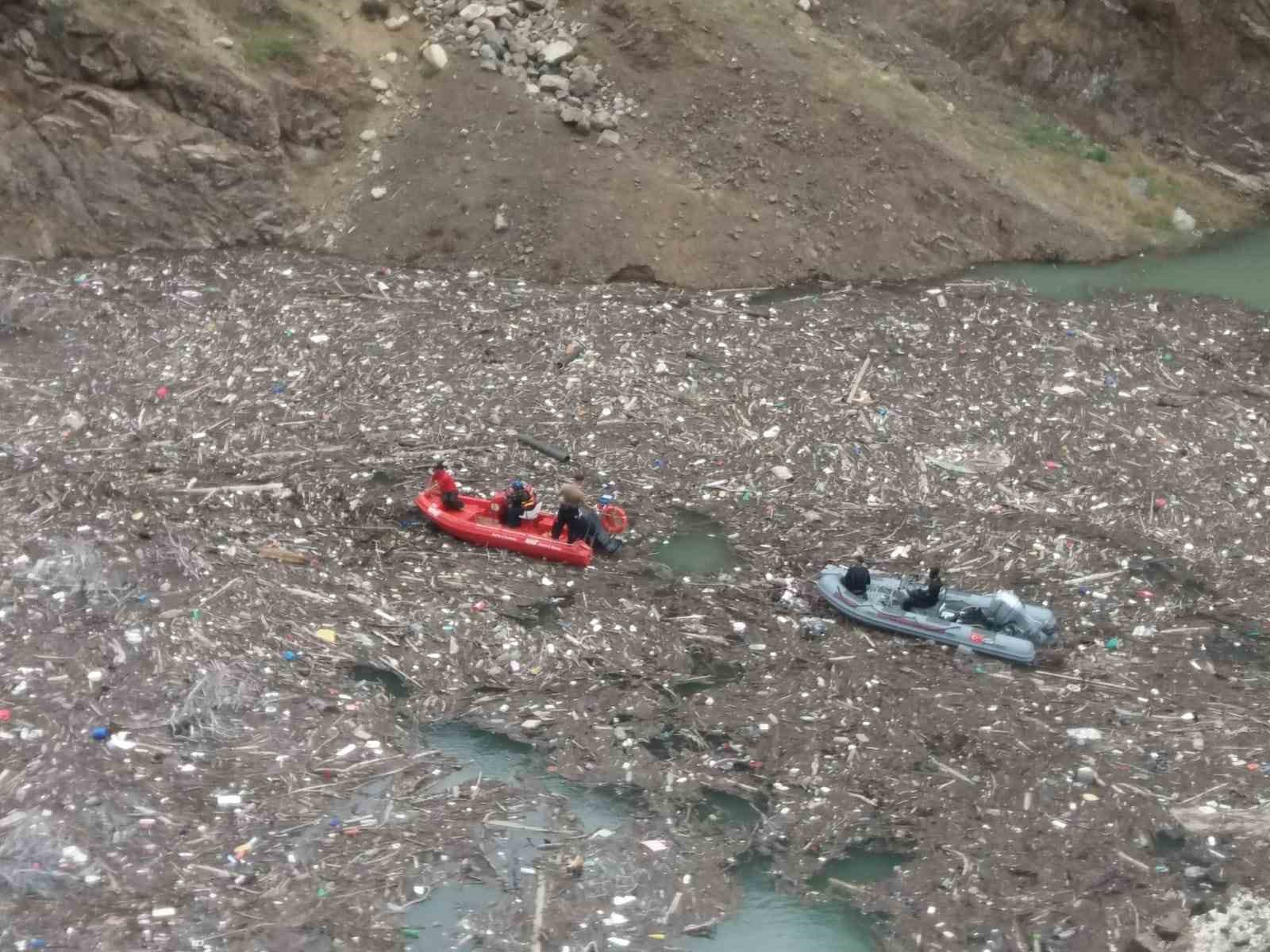ARTVİN’DE ŞAVŞAT İLÇESİNDE ÇORUH NEHRİNE DÜŞEN KAMYONET SÜRÜCÜSÜ ZÜBEYİR TOPAL’I