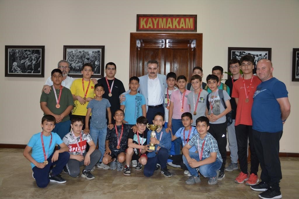 BALIKESİR’İN EDREMİT KAYMAKAMI AHMET ODABAŞ, GREKOROMEN İL BİRİNCİLİĞİ MÜSABAKALARINDA U-13
