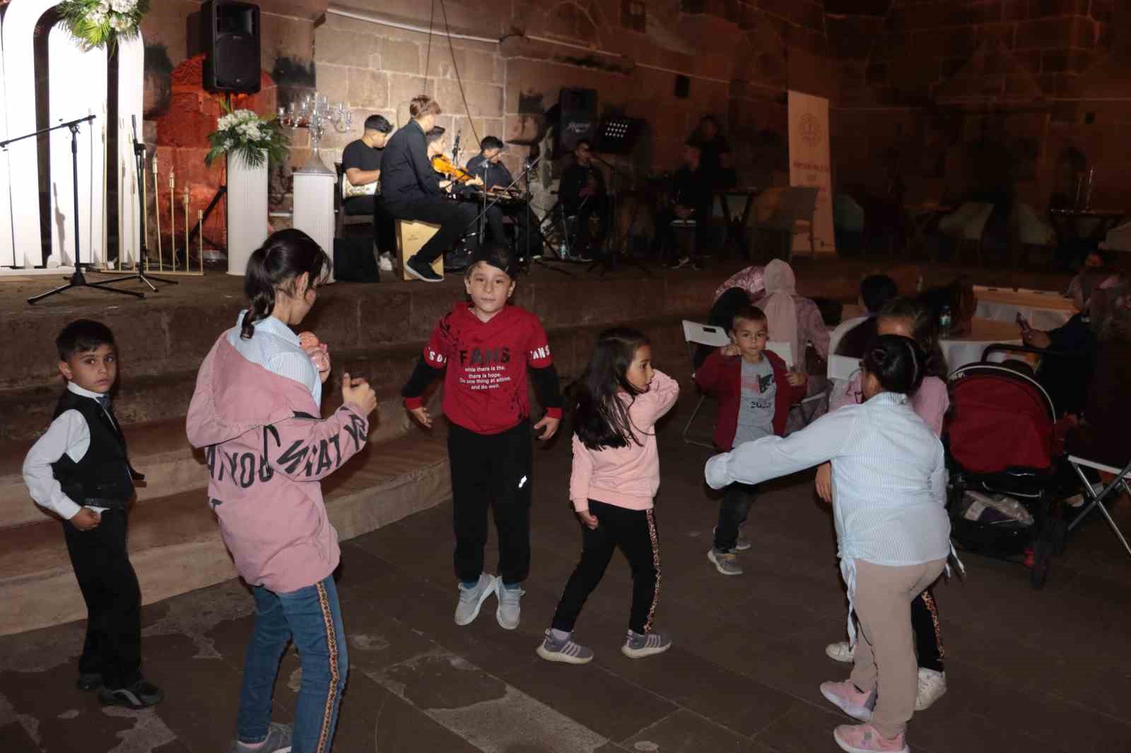 KAYSERİ'NİN İNCESU KAYMAKAMLIĞI TARAFINDAN DÜZENLENEN KONSERDE ENGELLİ ÇOCUKLAR DOYASIYA EĞLENDİ.