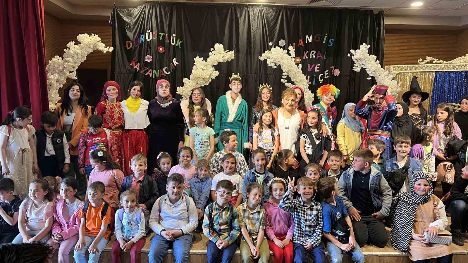 KAYNARCA BELEDİYESİ TİYATROSU EKİBİ TARAFINDAN SAHNELENEN ‘HANGİSİ KRAL VE KRALİÇE’