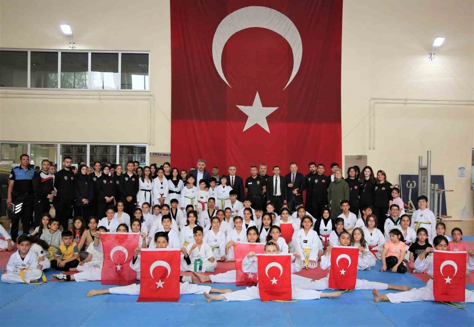 KAYSERİ EMNİYET SPOR KULÜBÜ TAEKWONDO TAKIMI, İPEKSİ DOKUNUŞ İLE SOKAKTAN