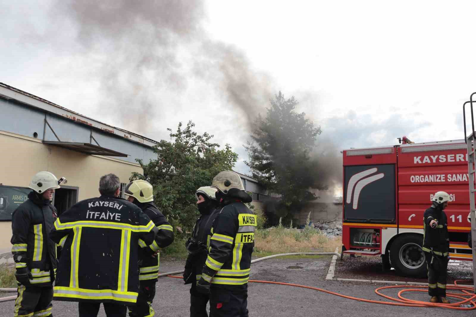 KAYSERİ ORGANİZE SANAYİ BÖLGESİ’NDE SÜNGER FABRİKASINDA ÇIKAN YANGIN, İTFAİYE EKİPLERİNİN