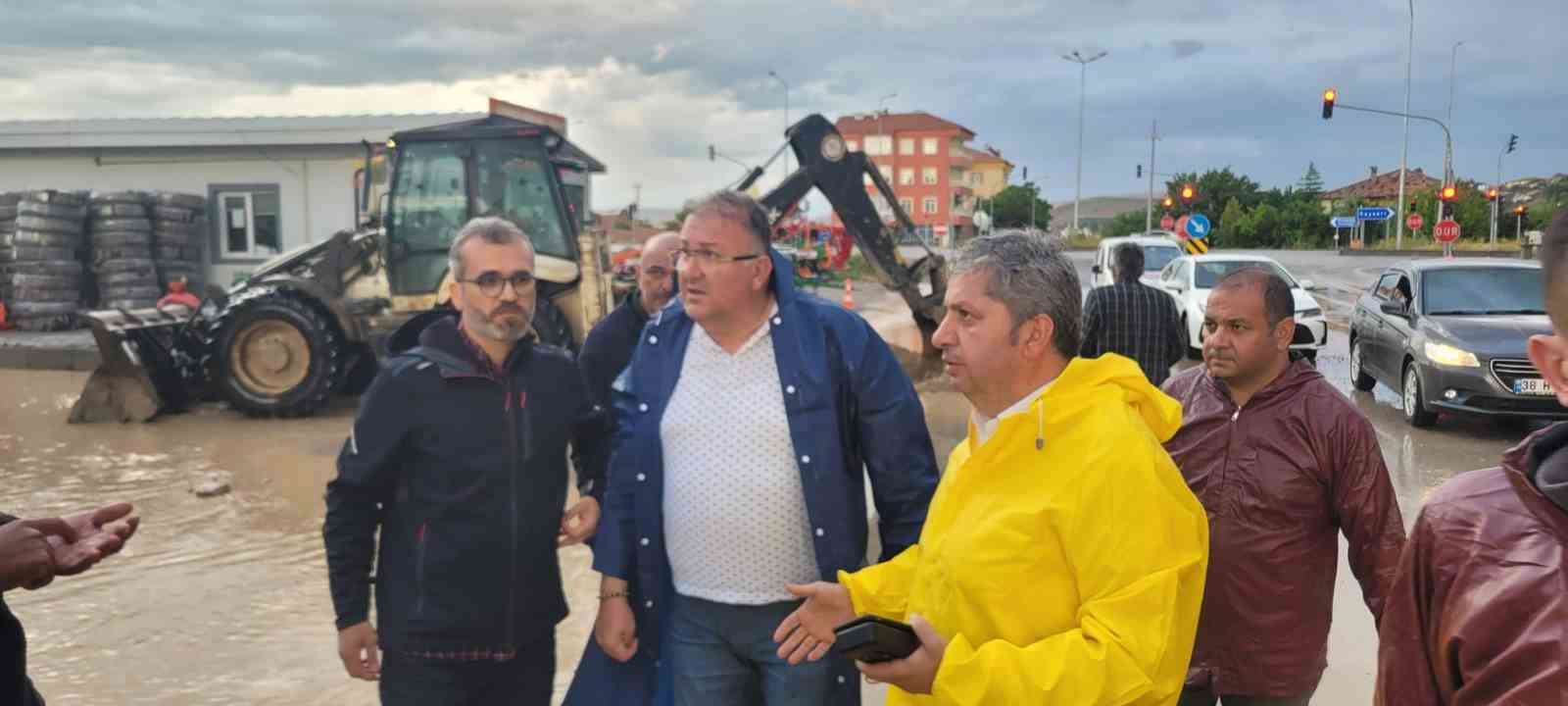 KAYSERİ'DE AKŞAMÜZERİ ETKİLİ OLAN SAĞANAK YAĞIŞ BAZI BÖLGELERDE SELE NEDEN