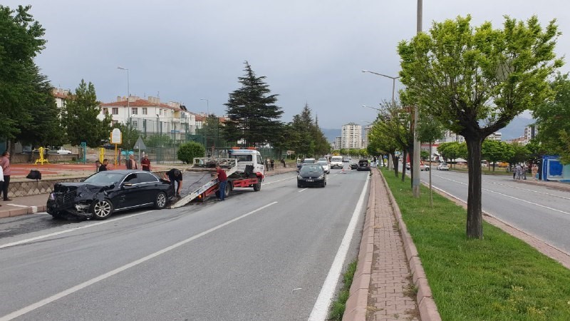 KAYSERİ’NİN KOCASİNAN İLÇESİNDE 2 OTOMOBİLİN KARIŞTIĞI KAZADA 3 KİŞİ YARALANDI.