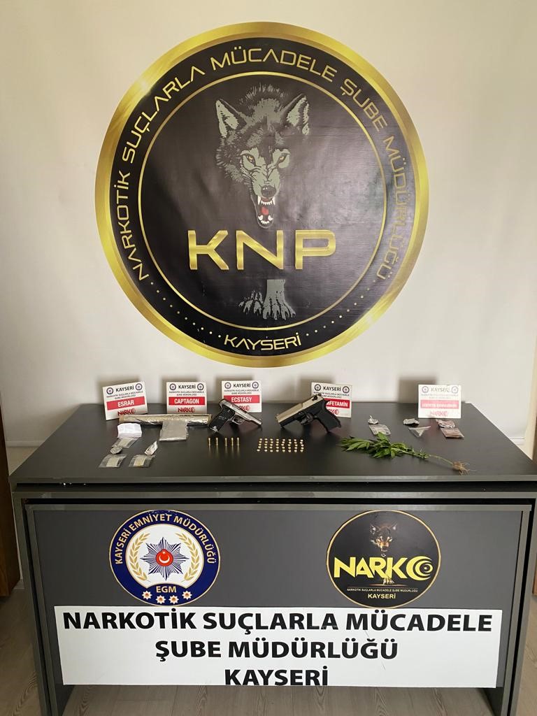 ARAMALARDA ÇOK MİKTARDA UYUŞTURUCU MADDE VE 2 ADET RUHSATSIZ TABANCA