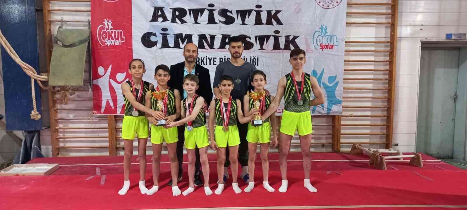 BOLU’DA DÜZENLENEN OKULLAR ARASI ARTİSTİK CİMNASTİK TÜRKİYE ŞAMPİYONASI’NDA MÜCADELE EDEN