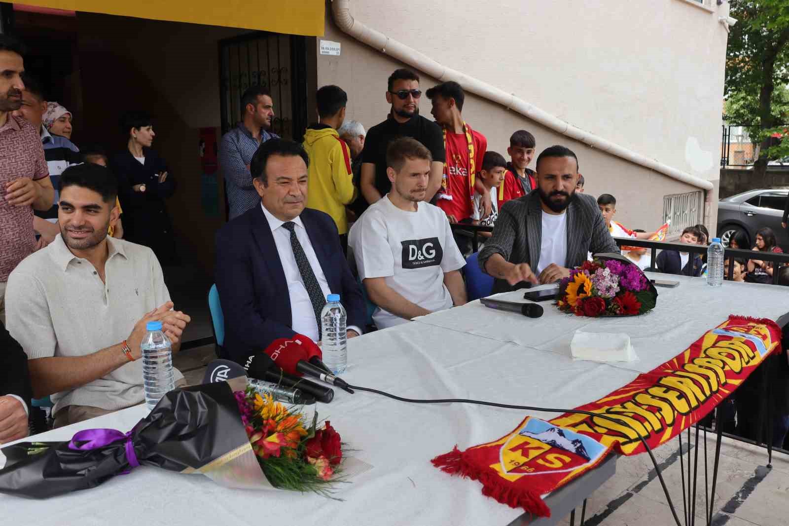 KAYSERİSPORLU FUTBOLCULAR DİMİTRİOS KOLOBETSİOS VE ALİ KARİMİ, HAFTA SONUNDA LİSELERE