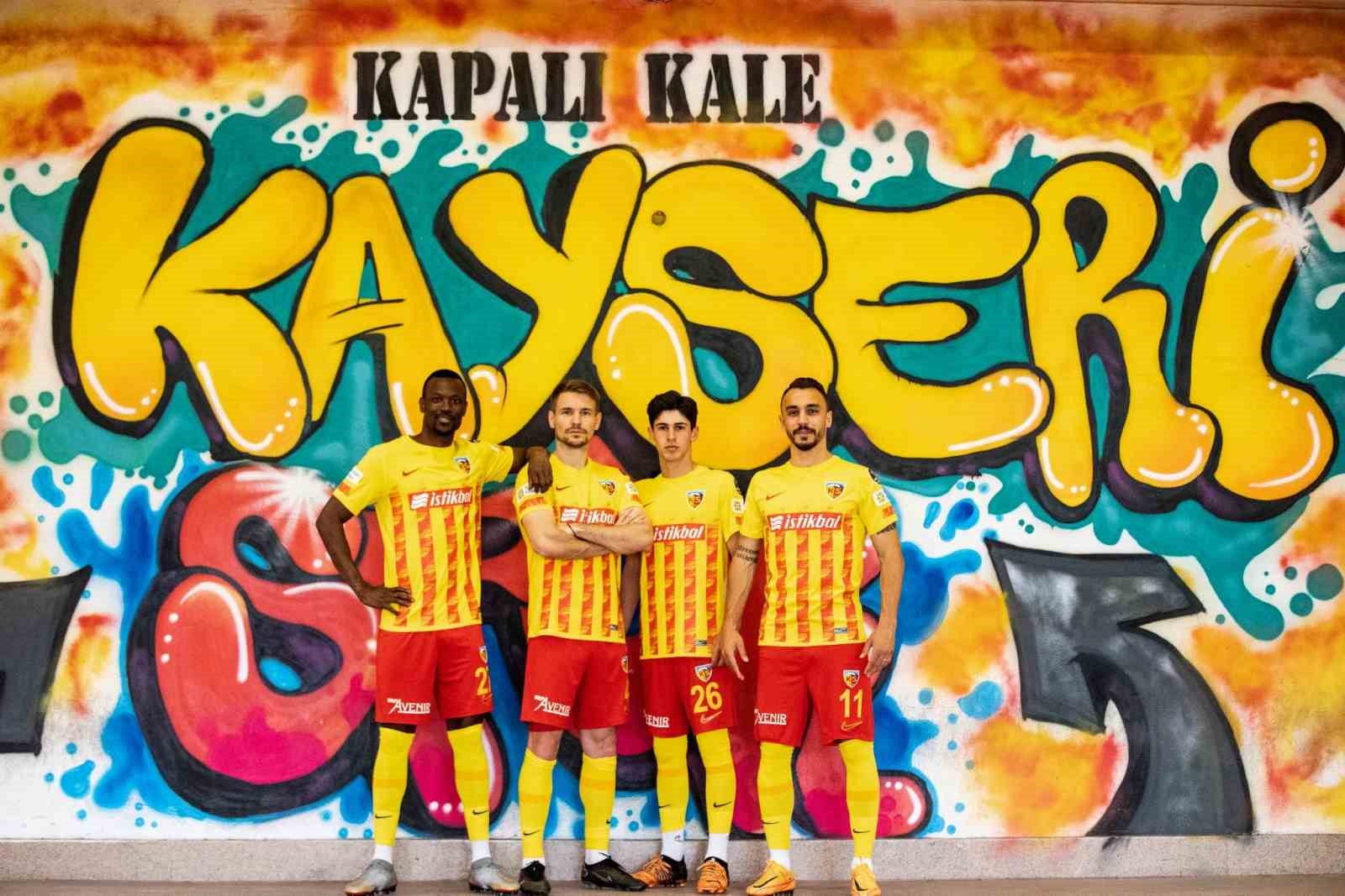 YUKATEL KAYSERİSPOR’UN 2023-2024 SEZONUNDA GİYECEĞİ YENİ FORMASI GÖRÜCÜYE ÇIKTI
