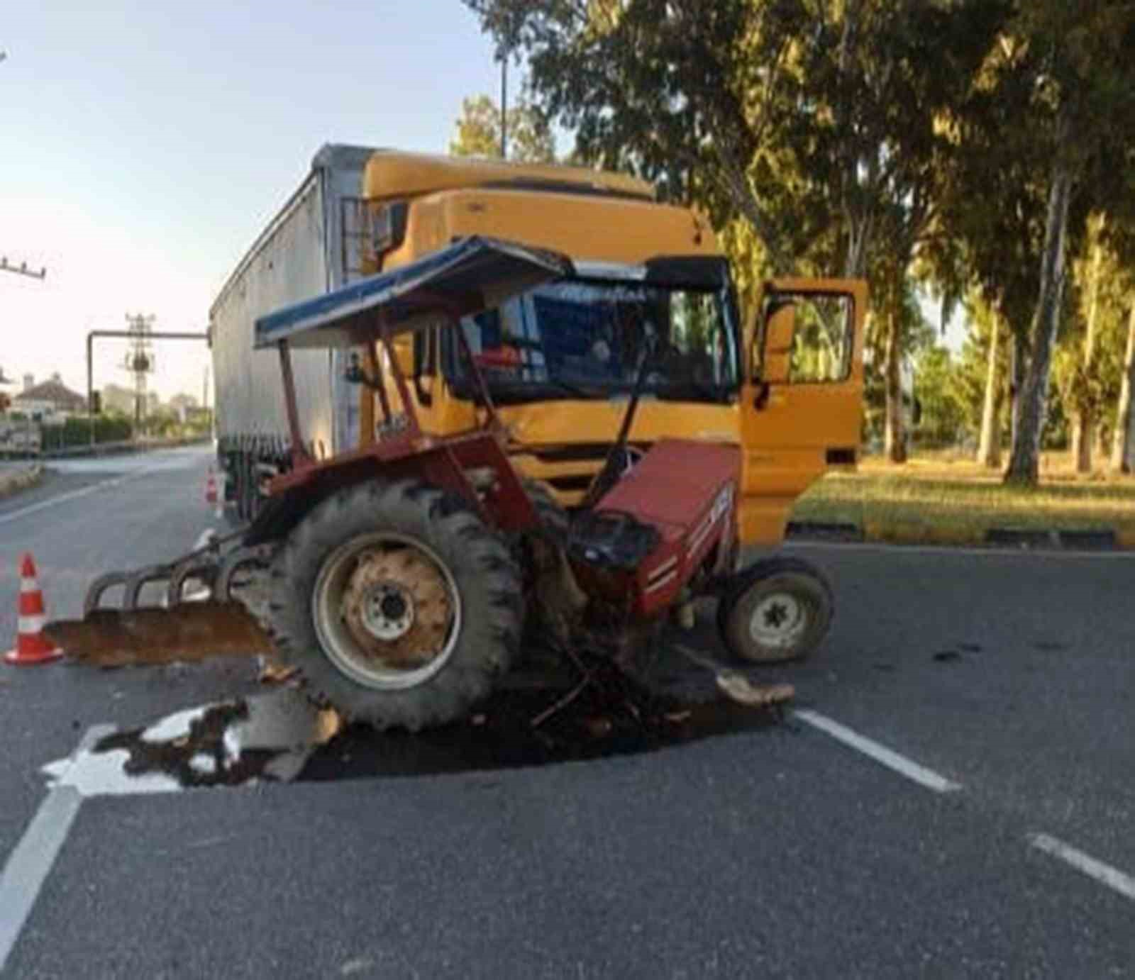 ULA GÖKOVA DÖRTYOL KAVŞAĞINDA MEYDANA GELEN KAZADA TRAKTÖR SÜRÜCÜSÜ HAFİF