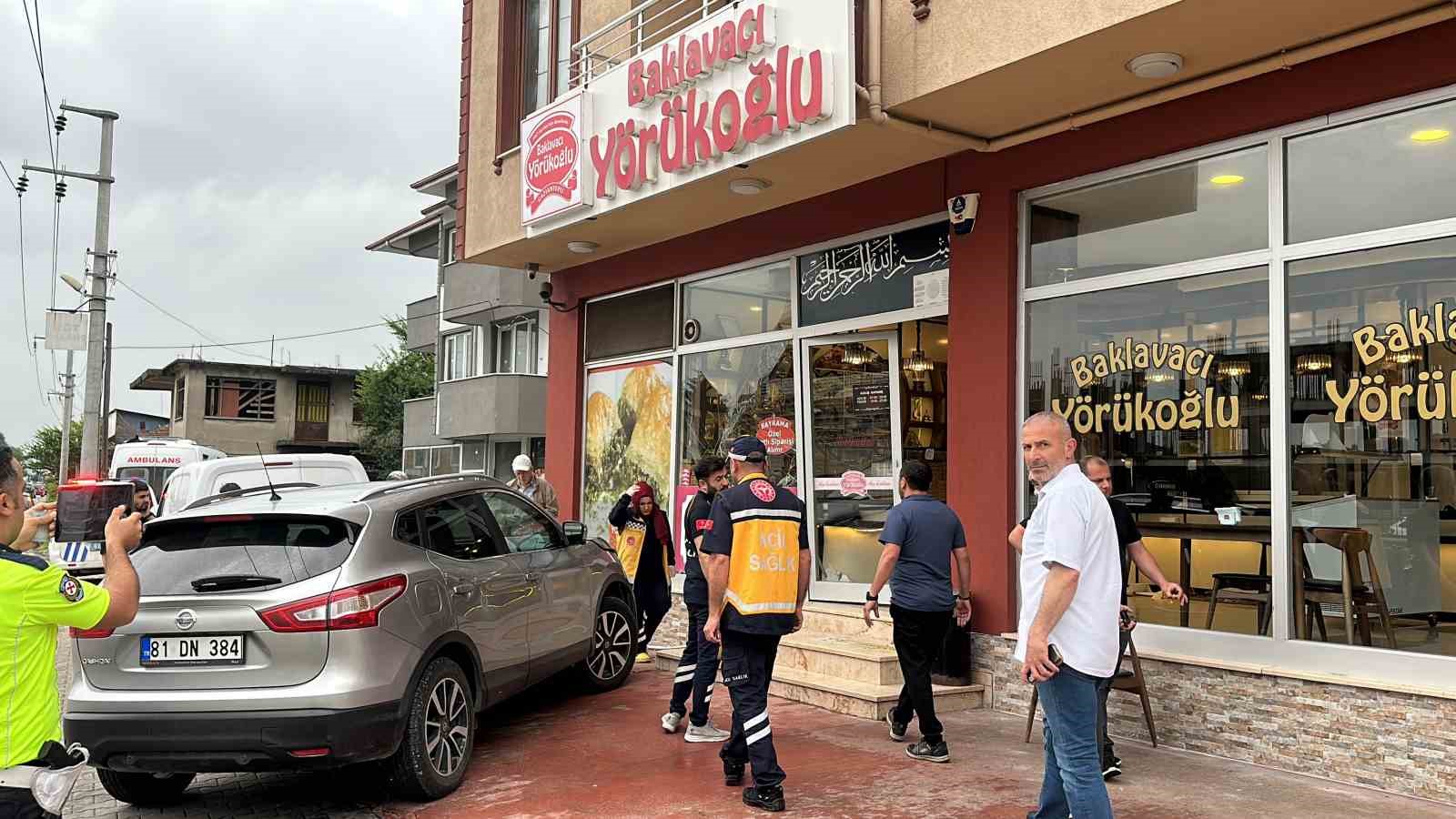 DÜZCE'DE İKİ ARACIN ÇARPIŞTI TRAFİK KAZASINDAN JİP BAKLAVA DÜKKANININ ÇERÇEVESİNE