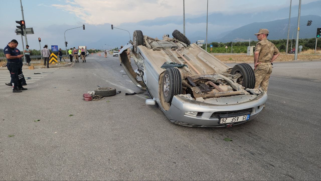 HATAY’IN HASSA İLÇESİNDE OTOMOBİL İLE KAMYONETİN ÇARPIŞMASI SONUCU MEYDANA GELEN