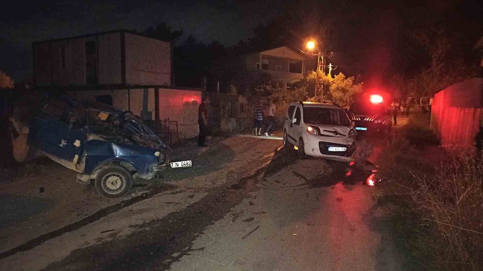 ANTALYA’NIN MANAVGAT İLÇESİNDE TİCARİ ARAÇLA ÇARPIŞAN VE AĞIR YARALANAN OTOMOBİL