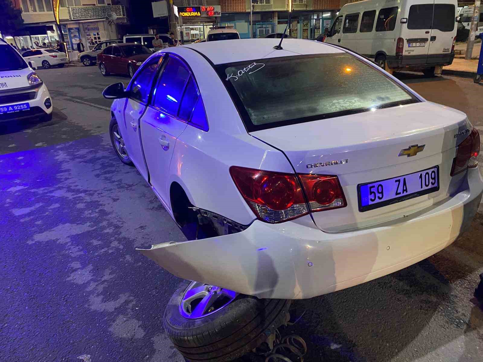 HAFİF TİCARİ ARACA ÇARPARAK KAÇAN OTOMOBİL, BAŞKA BİR ARACA DAHA