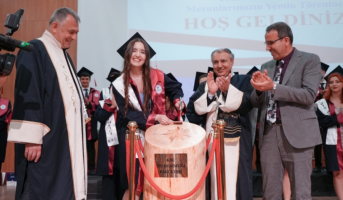 KARABÜK ÜNİVERSİTESİ (KBÜ) DİŞ HEKİMLİĞİ FAKÜLTESİ'NDEN 44 ÖĞRENCİ MEZUN OLDU.