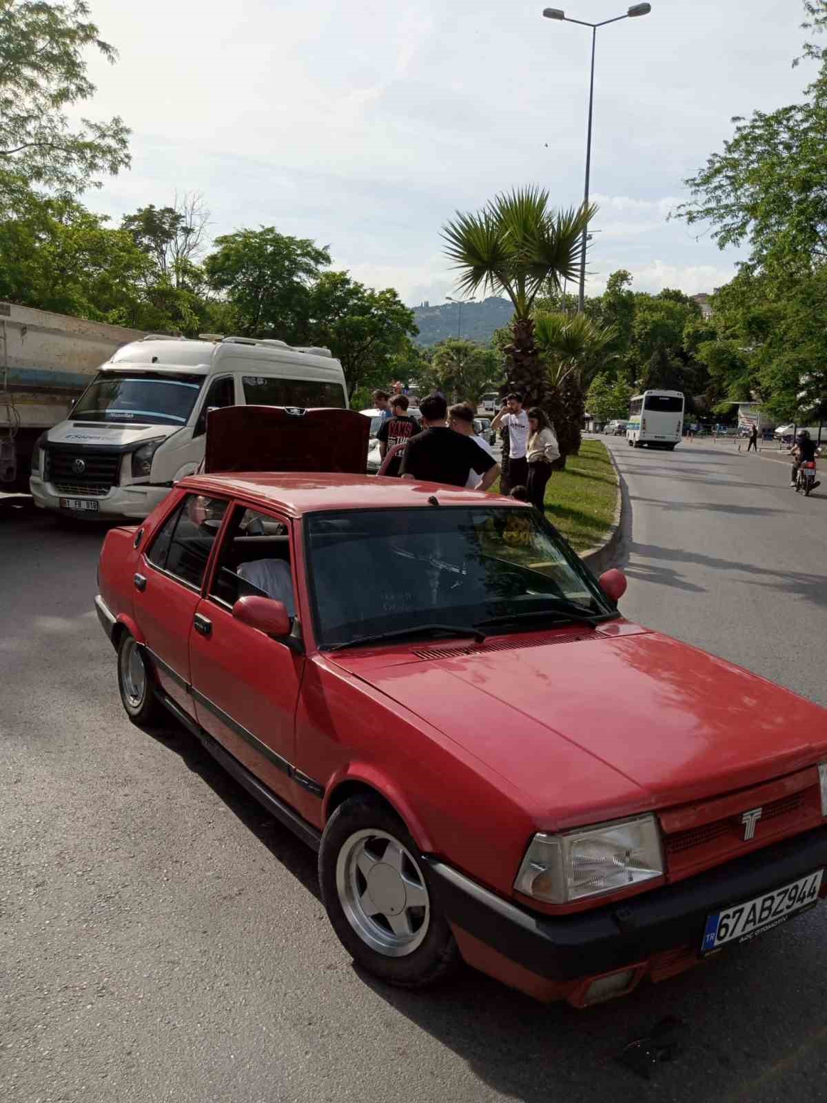 ZONGULDAK’IN EREĞLİ İLÇESİNDE MEYDANA GELEN ZİNCİRLEME TRAFİK KAZASINDA MADDİ HASAR