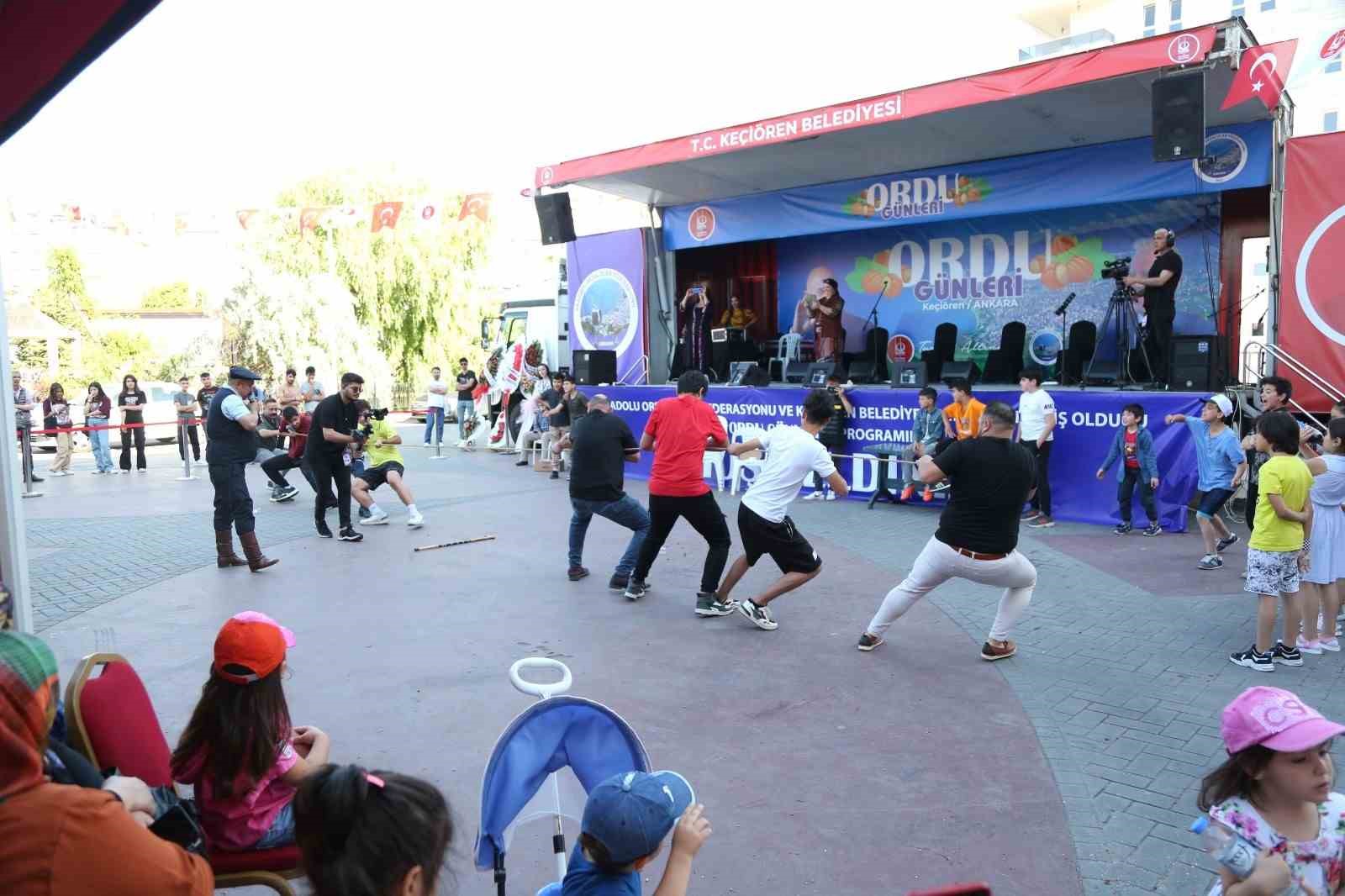 KEÇİÖREN’DE, ‘ORDU TANITIM GÜNLERİ’ ÇERÇEVESİNDE KALABA KENT MEYDANI’NDA FINDIK KIRMA