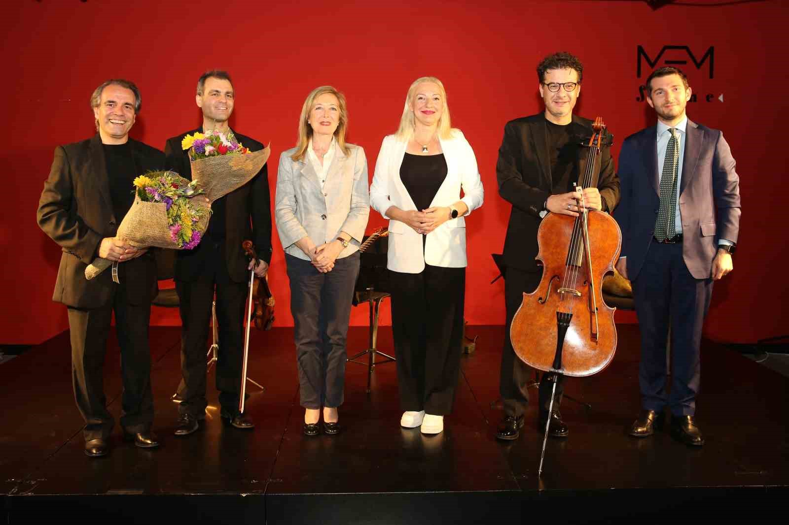KEMAN VE ÇELLOYU GİTARLA BULUŞTURAN TRİO CONCERTANDO MÜZİK GRUBU, NİLÜFER