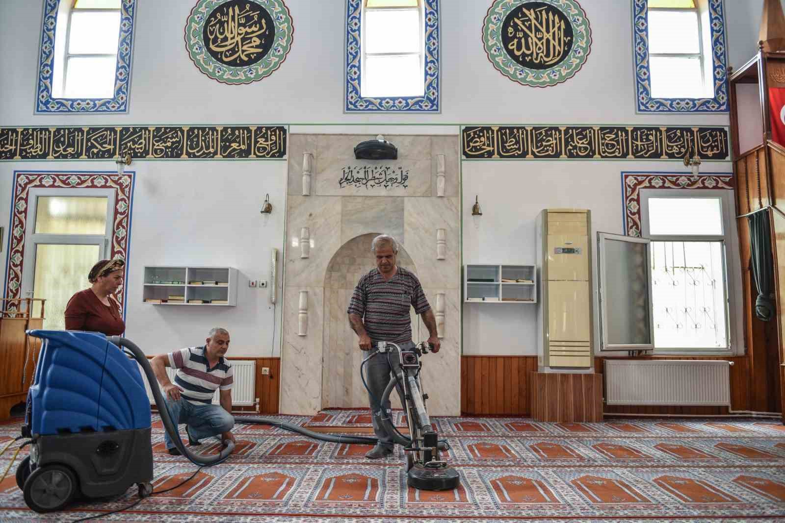 KEPEZ BELEDİYESİ, İLÇEDEKİ CAMİLERİN İÇ MEKÂN TEMİZLİĞİNDE TEKNOLOJİK ARAÇLARI DA