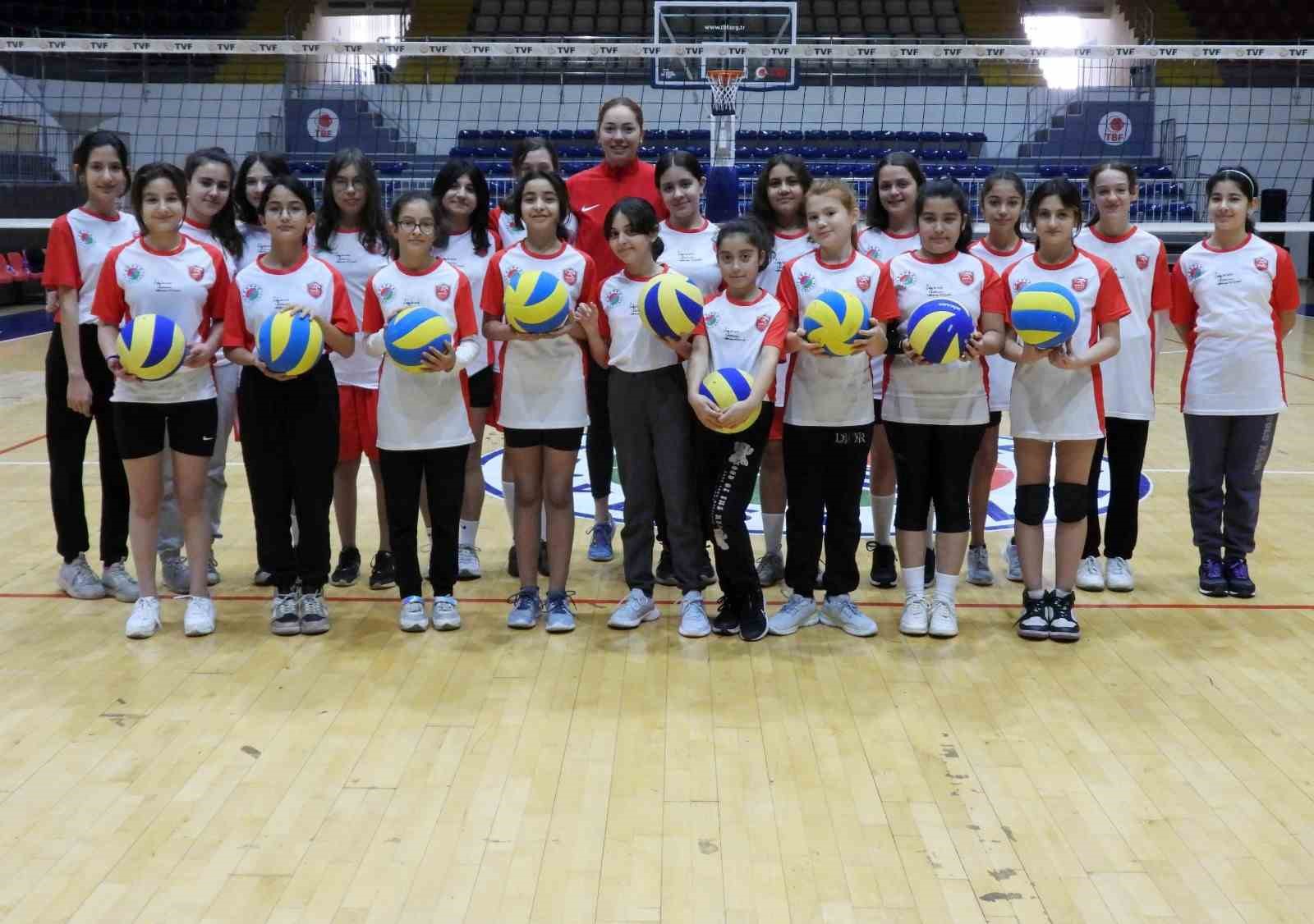 KEPEZ BELEDİYESİ’NİN YAZ SPOR OKULLARI KAYITLARININ BAŞLADIĞINI BİLDİREN KEPEZ BELEDİYESİ