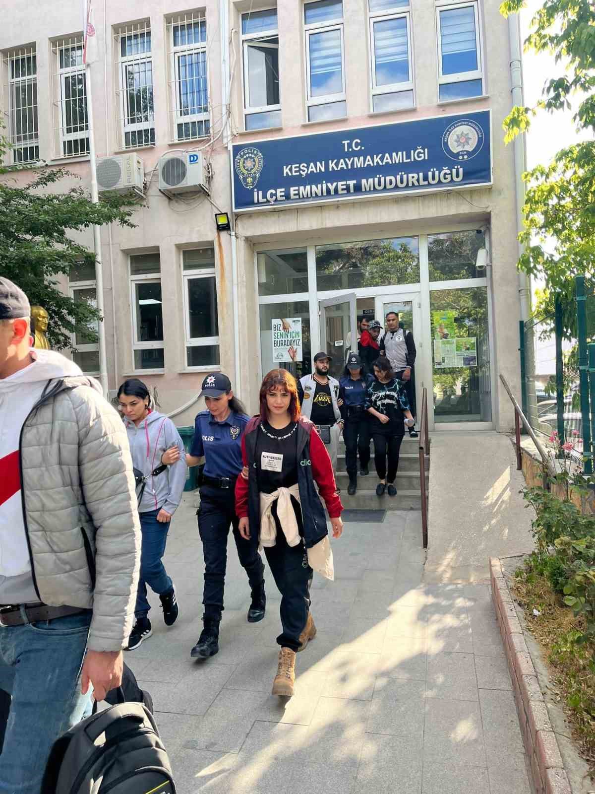 KEŞAN’DA POLİSİN YAPTIĞI UYGULAMADA 14 DÜZENSİZ GÖÇMEN YAKALANDI
