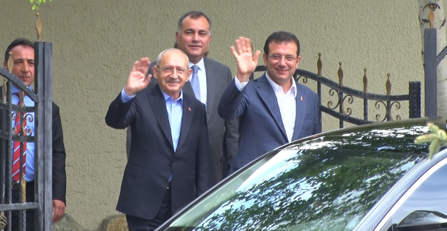 İKİLİ ÇIKIŞTA BASIN MENSUPLARINA BİRLİKTE EL SALLADI.