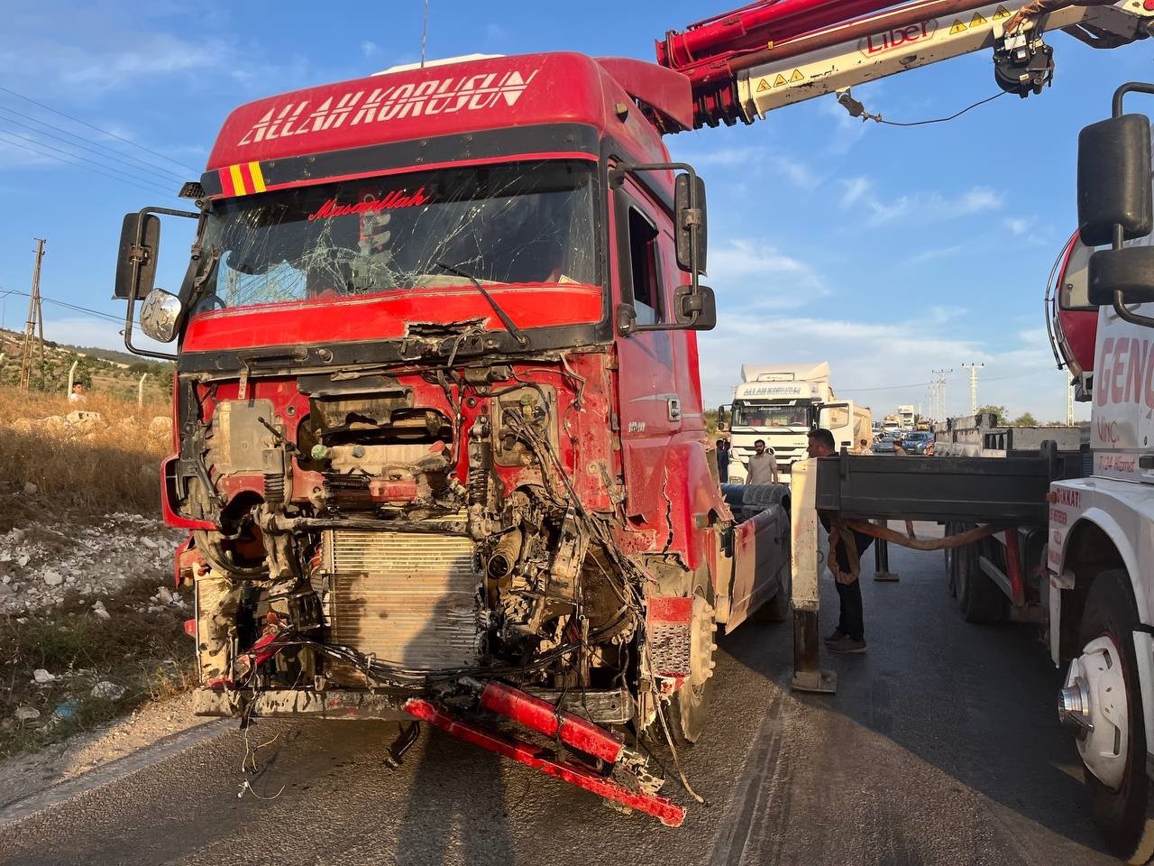 KİLİS-HATAY KARAYOLUNDA TIR İLE KAMYONETİN ÇARPIŞMASI SONUCU MEYDANA GELEN TRAFİK