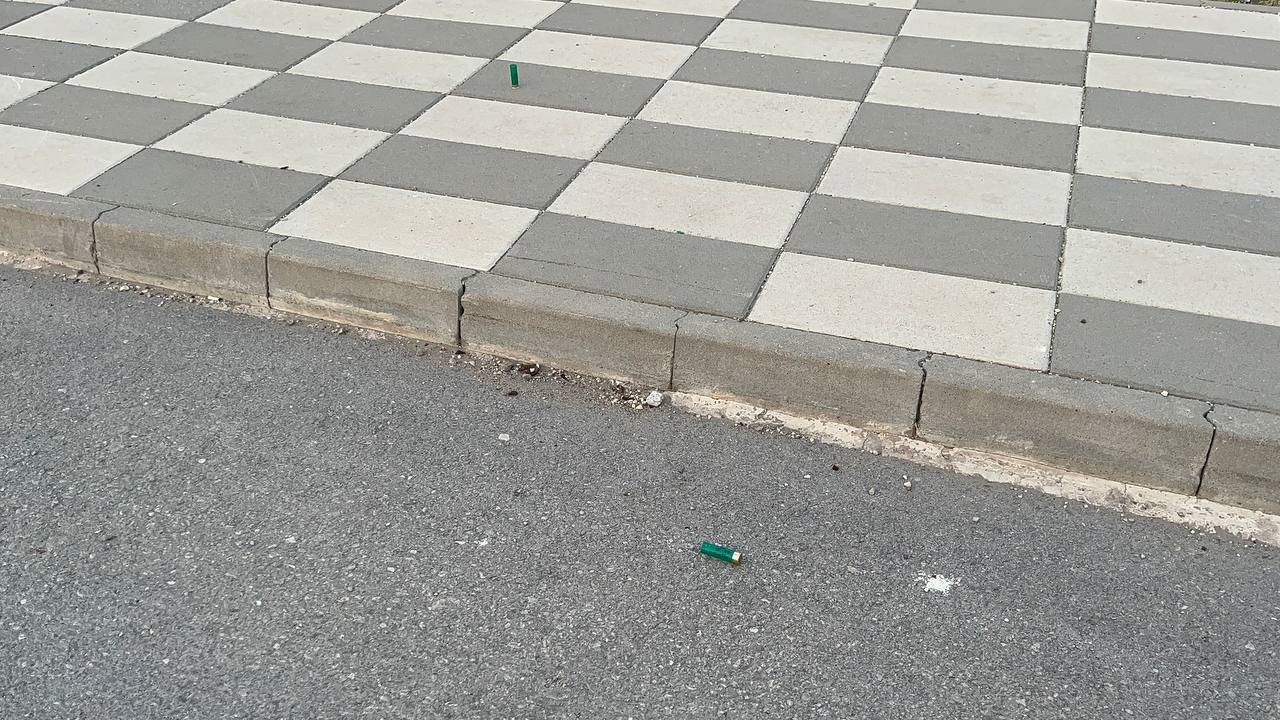 KİLİS’TE KAVGA EDEN KARDEŞLERİN TÜFEĞİNDEN ÇIKAN SAÇMALAR 2 KİŞİYİ YARALADI.