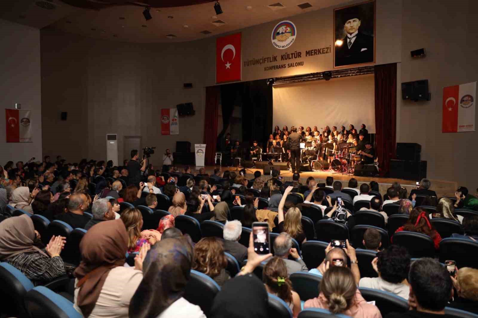 KÖRFEZ BELEDİYESİ TARAFINDAN OLUŞTURULAN KİRAZ ÇİÇEĞİ YETİŞKİN KOROSU, İLK KONSERİNİ