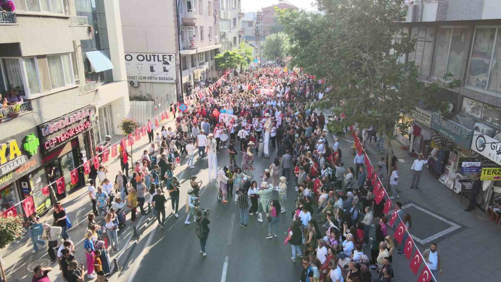 TEKİRDAĞ KİRAZ FESTİVALİ'NDE CADDELERİ DOLDURAN KALABALIK DRONE İLE HAVADAN GÖRÜNTÜLENDİ.