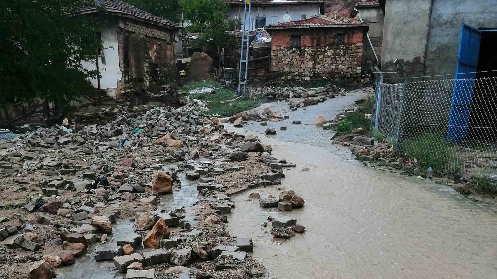 KIRIKKALE'NİN KESKİN İLÇESİNE BAĞLI CERİTKALE KÖYÜNDE ANİDEN BASTIRAN DOLU VE