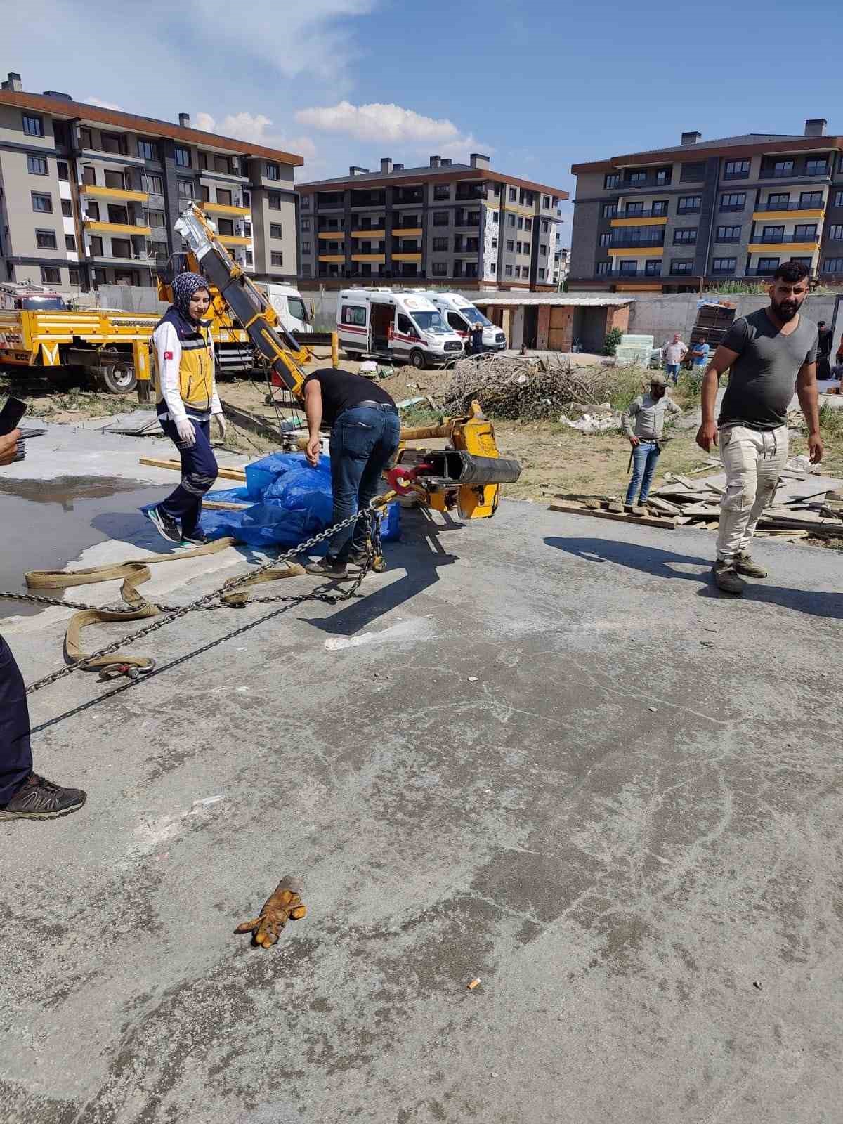 BURHANİYE BAHÇELİEVLER MAHALLESİ ENVER GÜRELİ CADDESİNDE BİR ŞANTİYE ALANINDA VİNÇİN