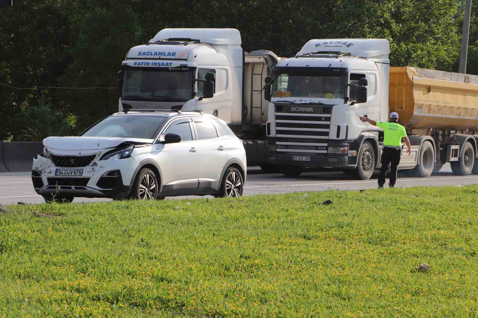 SAMSUN’DA KIRMIZI IŞIKTA BEKLEYEN OTOMOBİLE CİPİN ARKADAN ÇARPMASI SONUCU MEYDANA