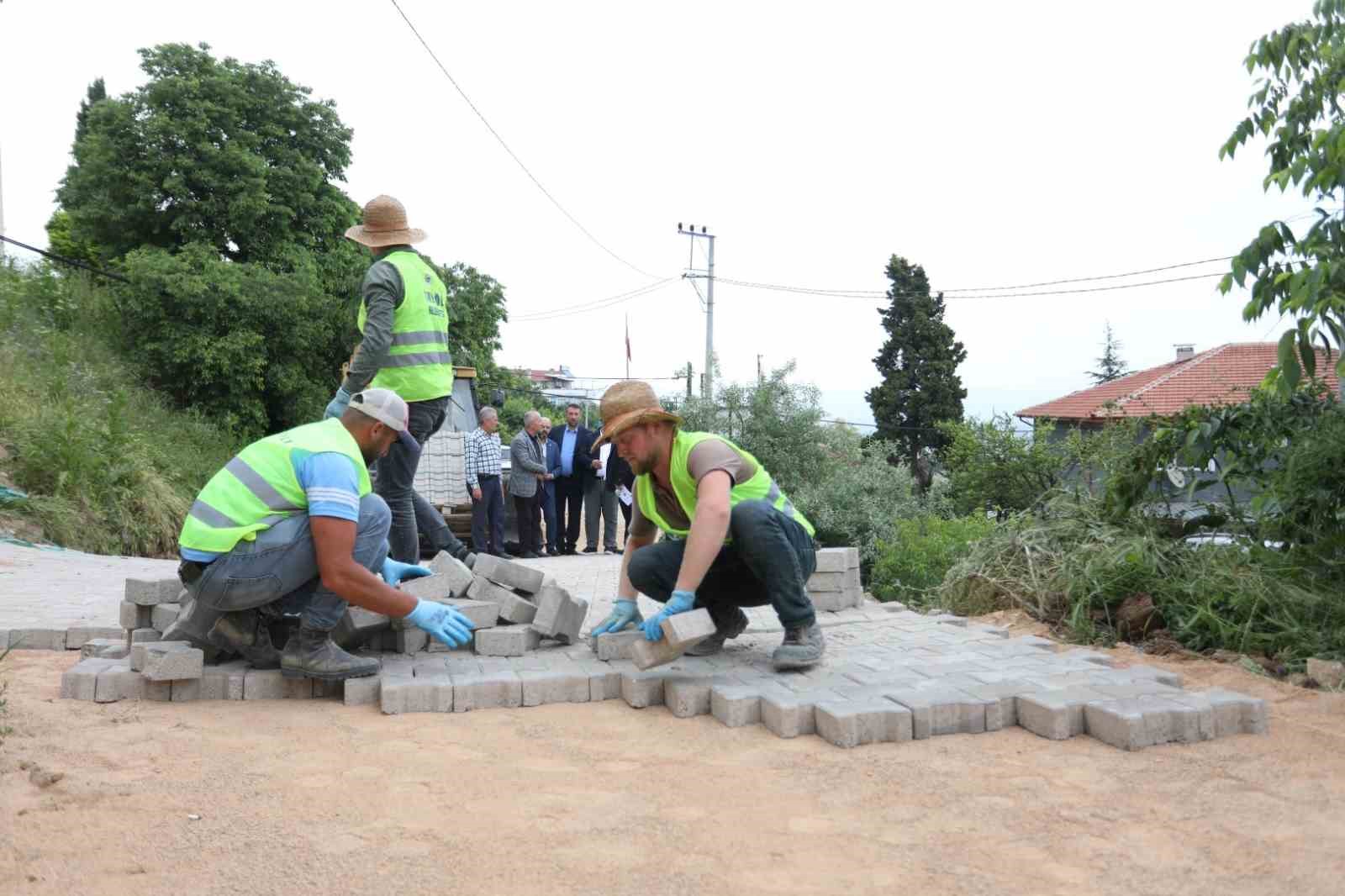 KIRSAL MAHALLELERDE ALTYAPISI TAMAMLANAN BÖLGELERDE YOLLARIN PARKE TAŞ KAPLAMA ÇALIŞMALARINA