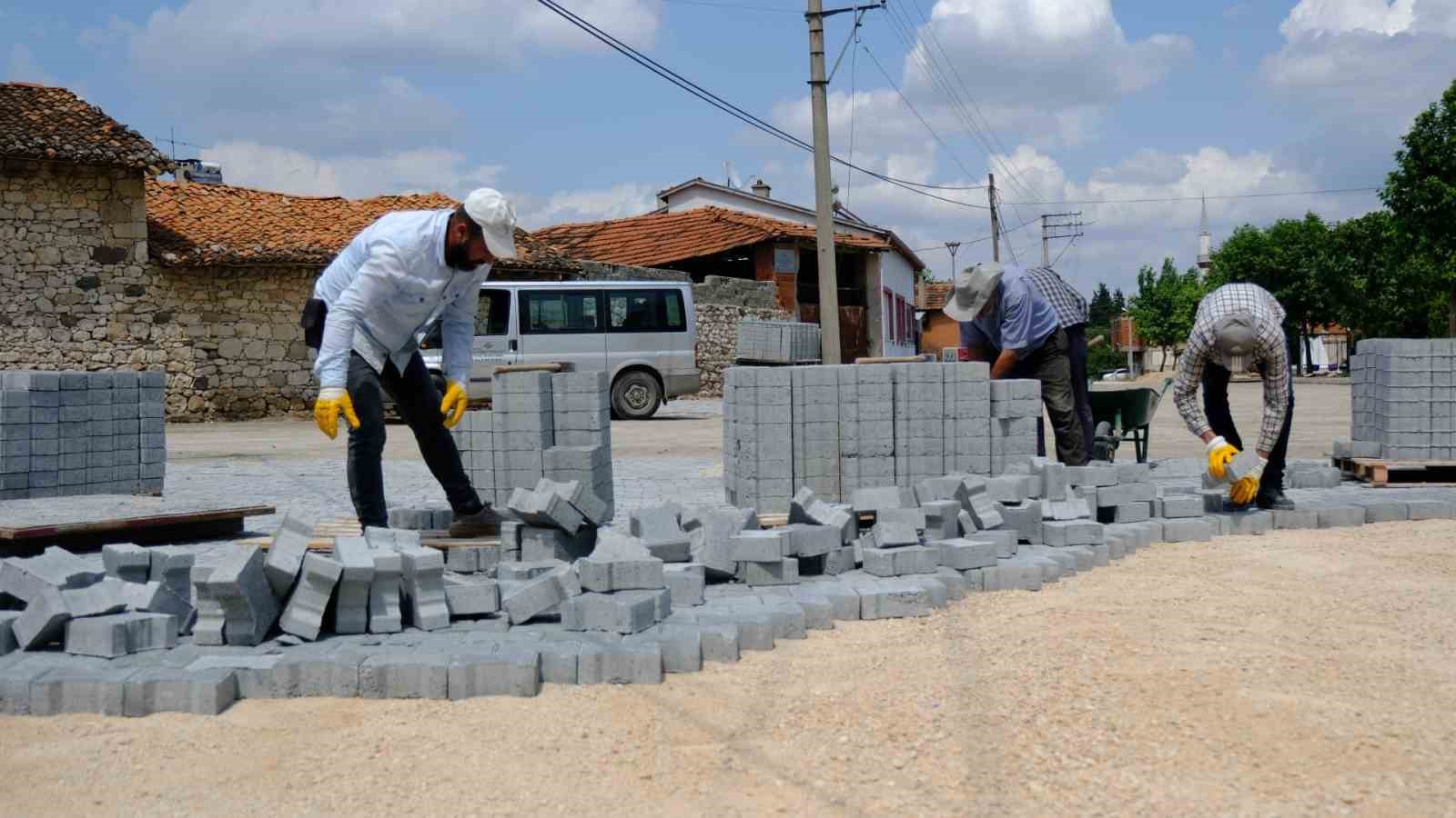 ALTIEYLÜL'DE KIRSAL VE MERKEZ MAHALLELERDE YOL ÇALIŞMALARI DEVAM EDİYOR
