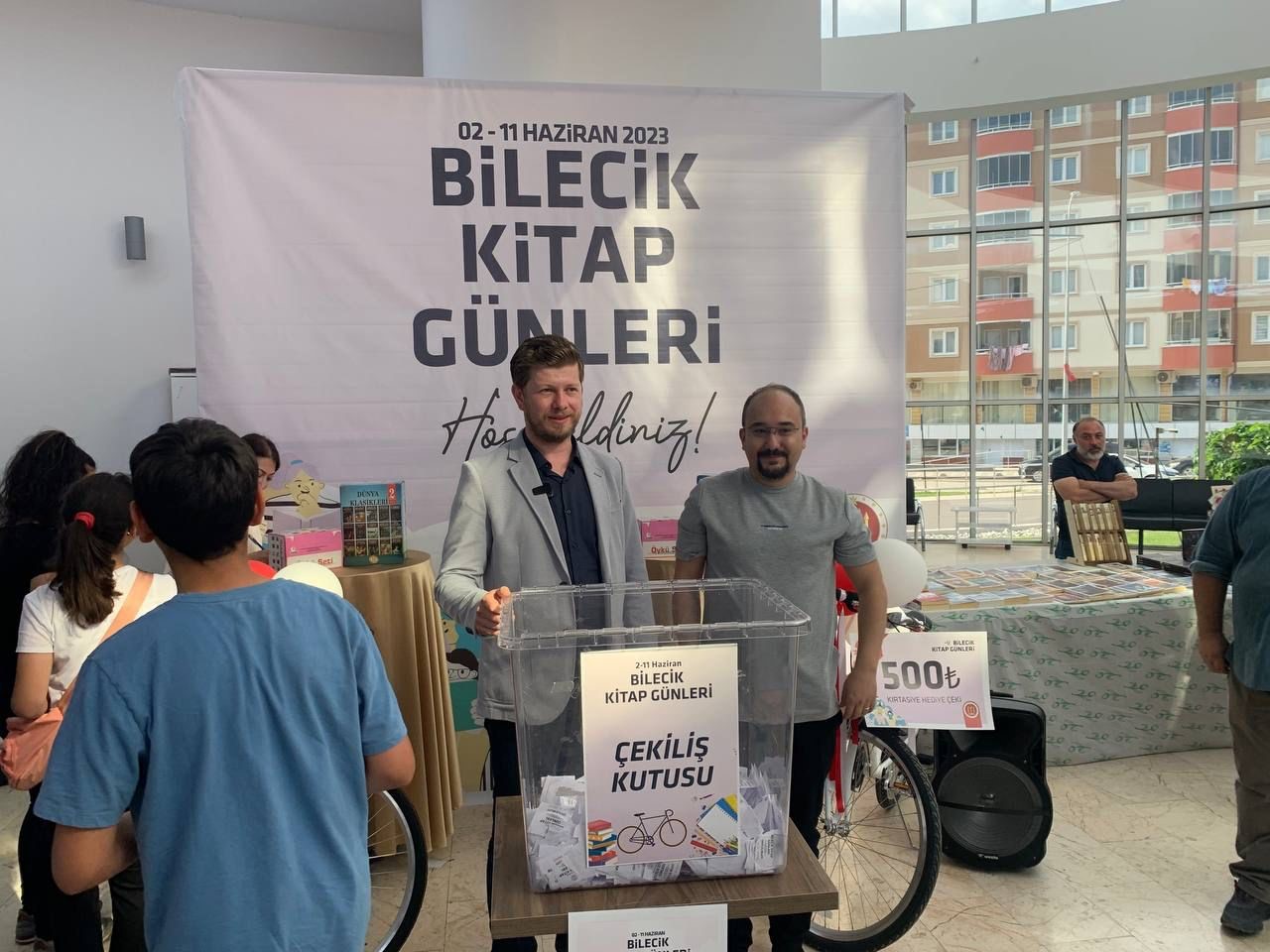 KİTAP KAFE AÇILIŞINDA ÇEKİLİŞE KATILAN ŞANSLI OKURLAR BELİRLENDİ