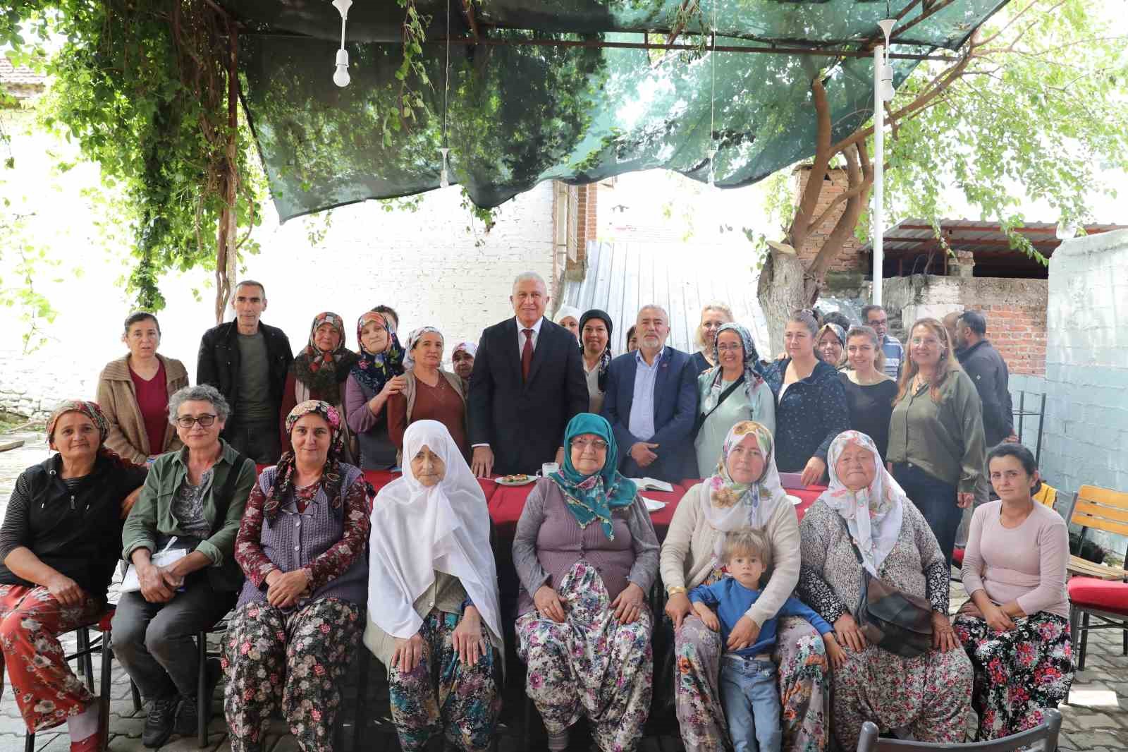 EFELER BELEDİYE BAŞKANI MEHMET FATİH ATAY’IN KIZILCAKÖY MAHALLESİ’NDEKİ ÜRETİCİLERE ARMAĞAN