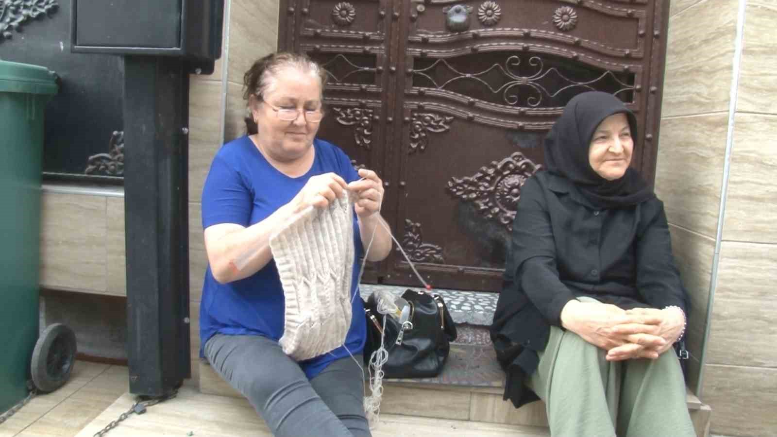 BURSA’DA ÜNİVERSİTE SINAVININ İLK OTURUMUNA BİNLERCE ÖĞRENCİ KATILIRKEN, VELİLERDE OKUL