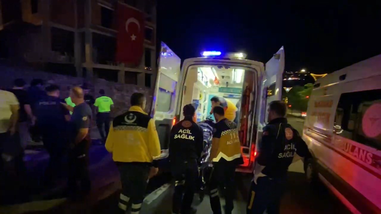 KOCAELİ'NİN İZMİT İLÇESİNDE İKİ MOTOSİKLETİN ÇARPIŞMASI NETİCESİNDE MEYDANA GELEN KAZADA