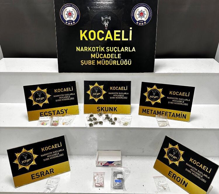 KOCAELİ'DE POLİS EKİPLERİNİN YAPTIĞI ÜÇ FARKLI OPERASYONDA SAHTE BANDROLLÜ İÇKİ,