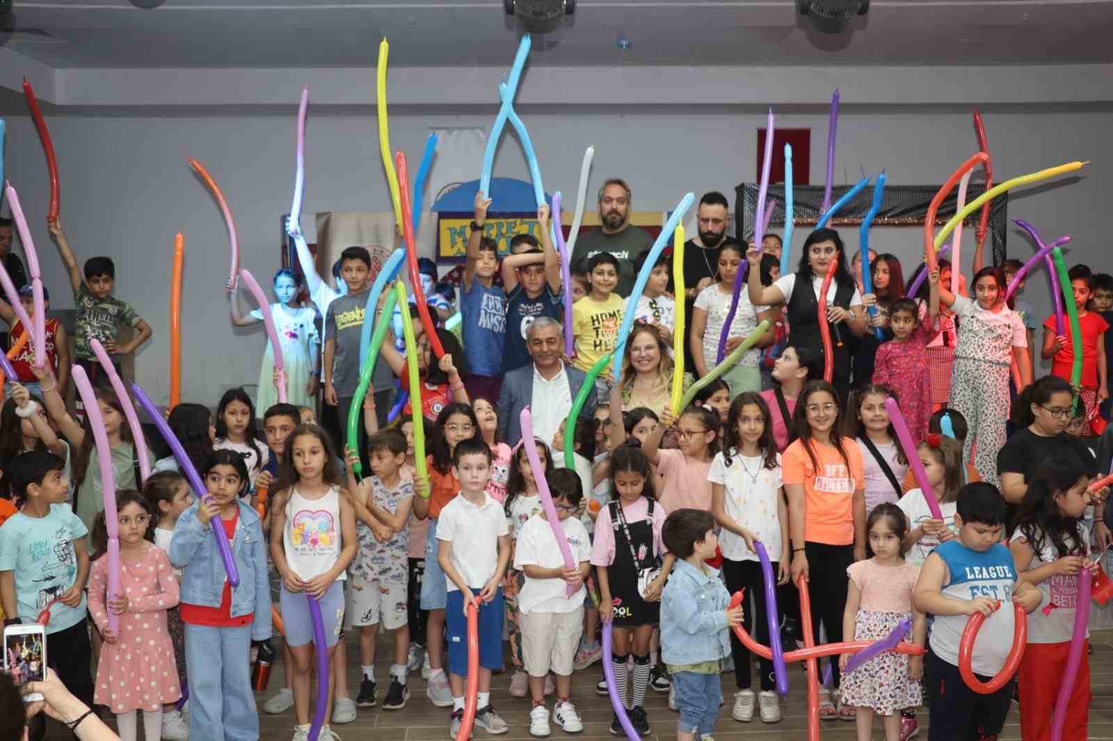 KOÇARLI BELEDİYESİ TARAFINDAN GERÇEKLEŞTİRİLEN ÇOCUK OYUNLARI VE KUKLA FESTİVALİNDE ÇOCUKLAR