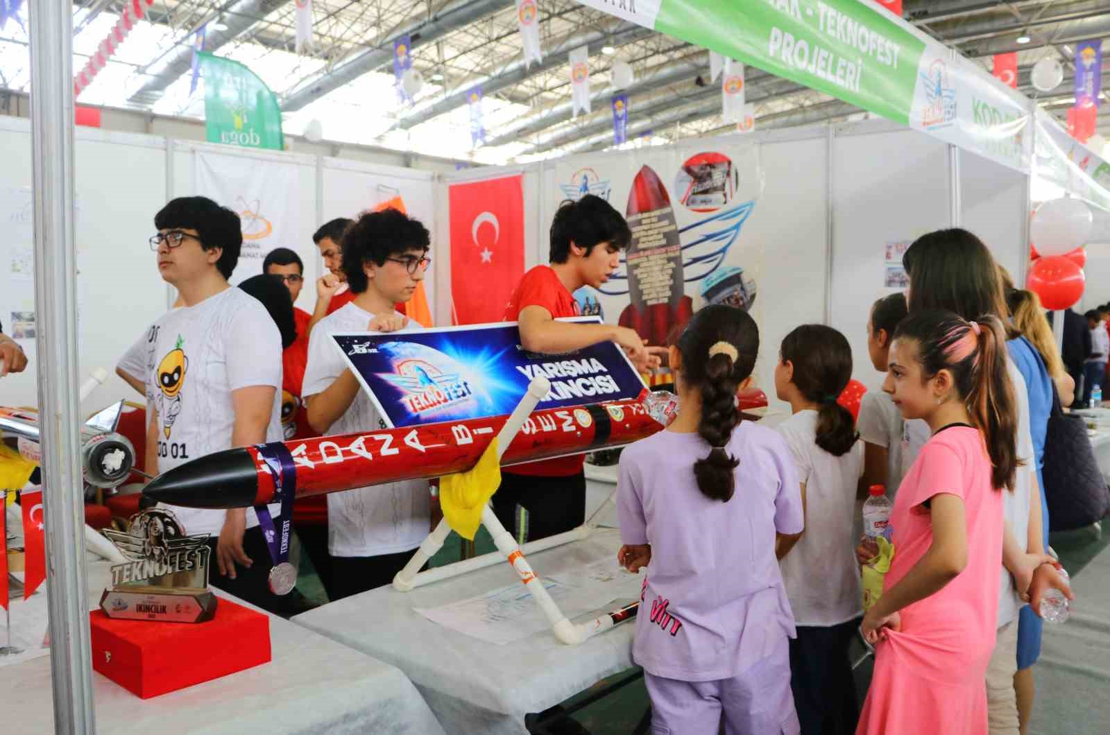 ADANA'DA DÜZENLENEN "KOD 01 ADANA ROBOTİK VE KODLAMA ŞENLİĞİ"NDE, ÖĞRENCİLER