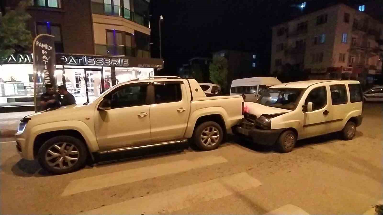 ÇORUM'DA KONTROLDEN ÇIKAN HAFİF TİCARİ ARAÇ PARK HALİNDEKİ KAMYONETE ÇARPARKEN