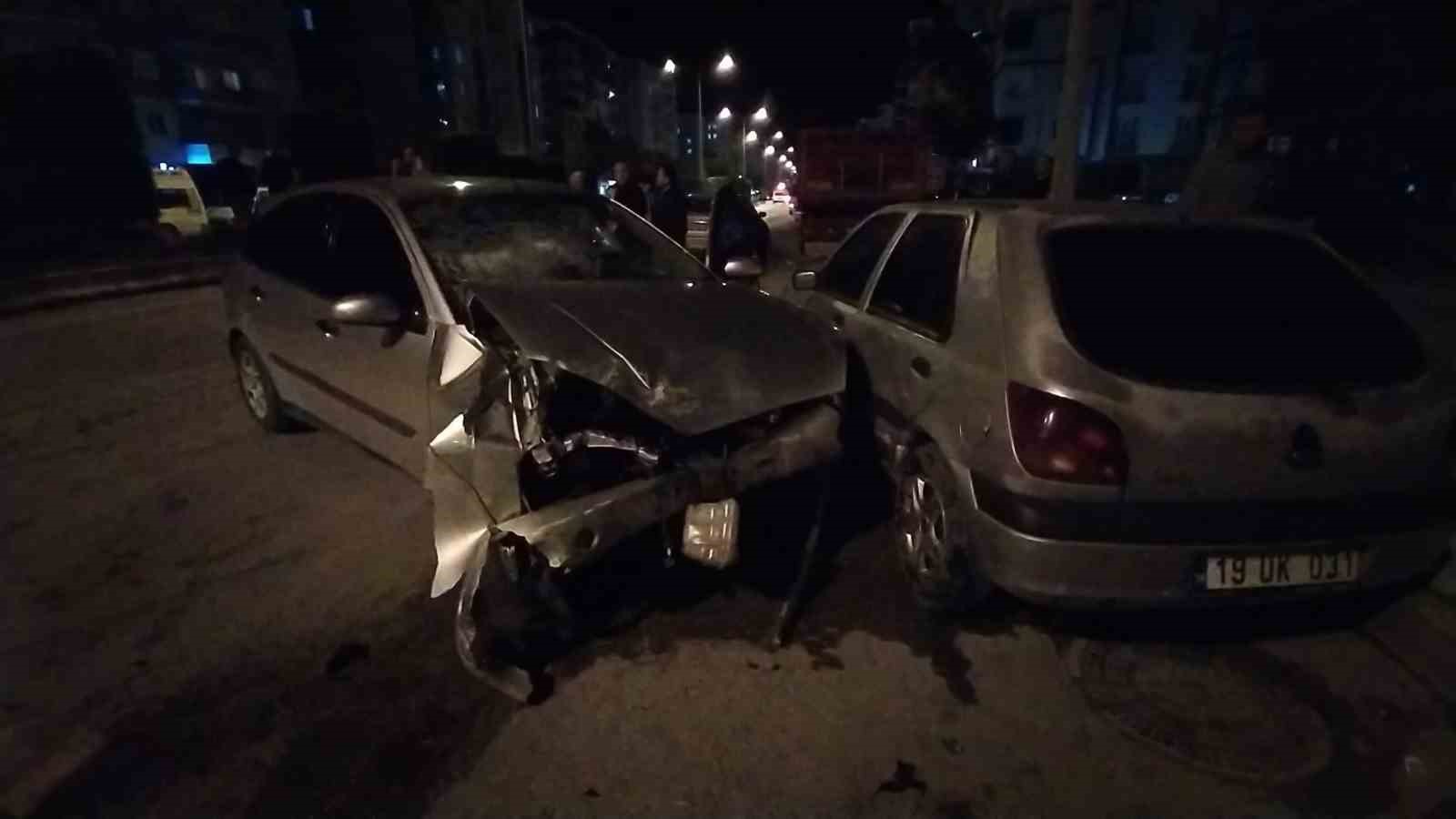 ÇORUM'DA KONTROLDEN ÇIKAN OTOMOBİL, PARK HALİNDEKİ 4 ARACA ÇARPARKEN OTOMOBİL