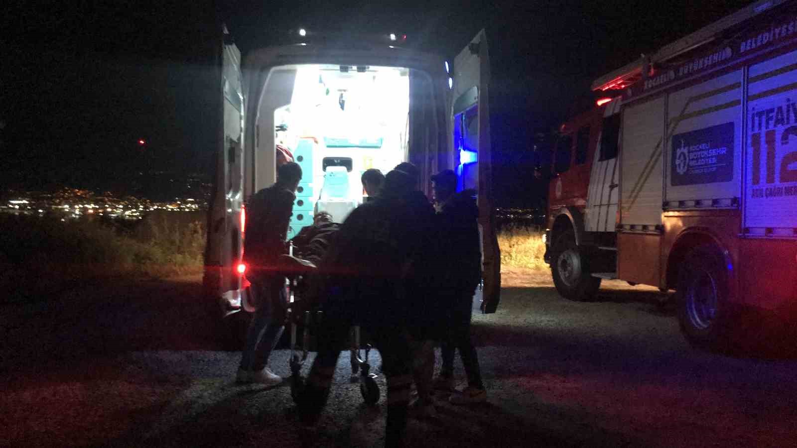 KOCAELİ’NİN İZMİT İLÇESİNDE KONTROLDEN SÜRÜCÜSÜNÜN KONTROLÜNDEN ÇIKAN MİNİBÜS AĞAÇLIK ALANA