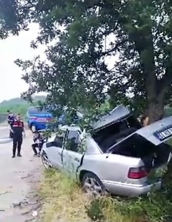 BURSA'NIN KESTEL İLÇESİNDE MEYDANA GELEN KAZADA YAĞIŞLA KAYGANLAŞAN YOLDA KONTROLDEN