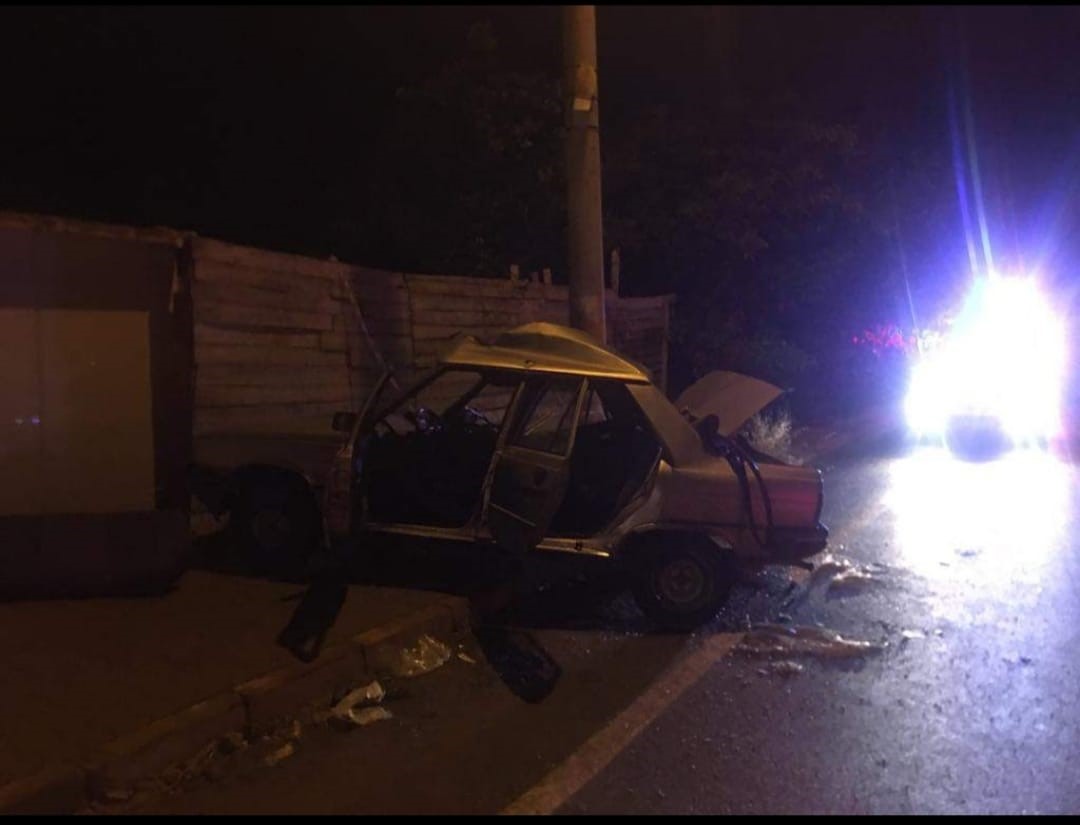 KONTROLDEN ÇIKAN OTOMOBİL AYDINLATMA DİREĞİNE ÇARPTI: 2 YARALI