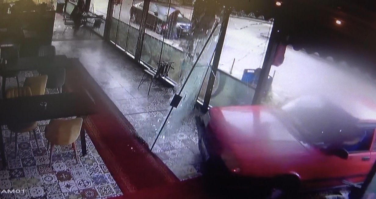KOCAELİ’DE SÜRÜCÜSÜNÜN KONTROLÜNDEN ÇIKAN OTOMOBİL BALIK LOKANTASINA DALDI. OTOMOBİLİN SÜRATLİ